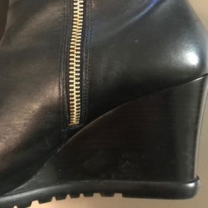 Michael Kors BLK WEDGE HEEL ROUND TOE BOOT 9M